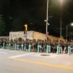 Ante las protestas, Texas levanta un muro militar