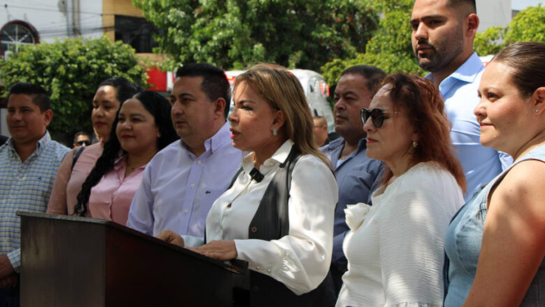 Entrega Nena Farías ambulancias en El Salto