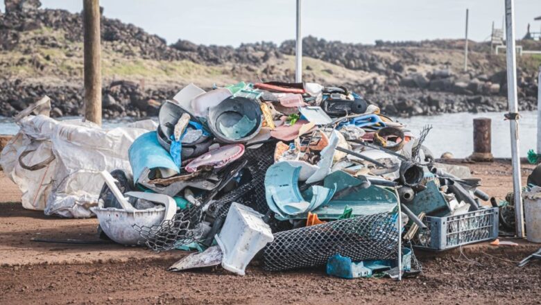 Isla de Pascua bajo un manto de residuos marinos