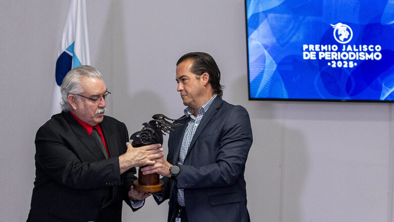 Entrega Lamar estafeta del Premio de Periodismo a UNEDL