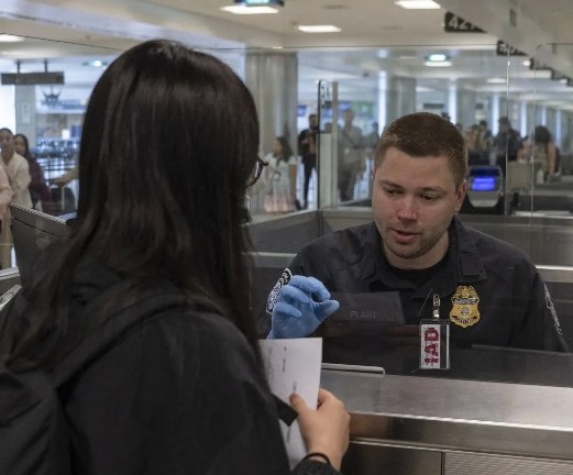 Ahora “ficharán” también a los que salen de EU