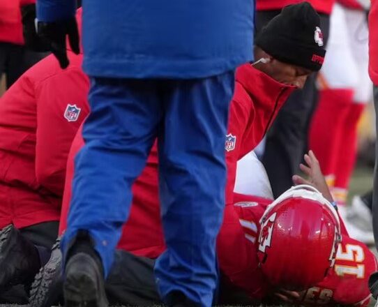 Mahomes lesionado y Jefes fuera