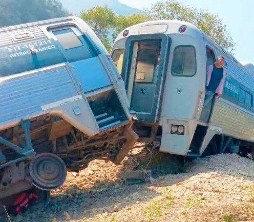 Mueren 13 al descarrilar Tren Interoceánico