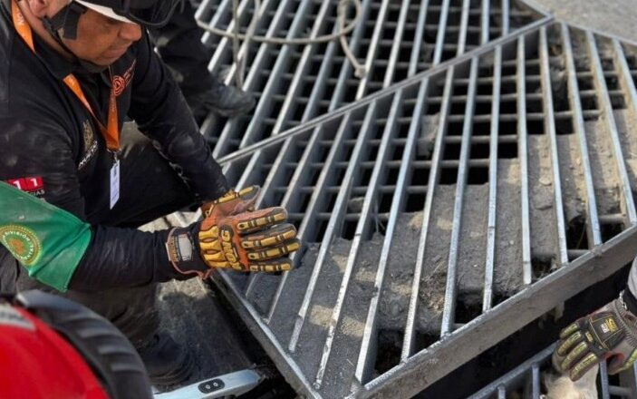 Rescatan caballo atorado en alcantarilla