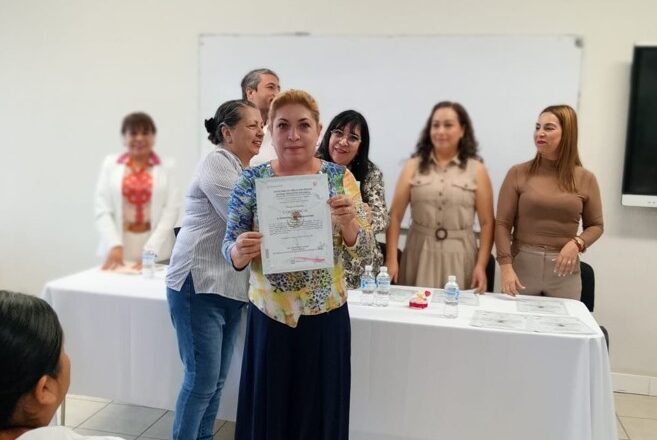Entrega IDEFT constancias de capacitación en Zapotlán el Grande