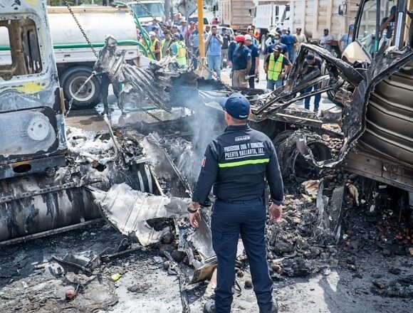 Limpian estragos de bloqueos en Puerto Vallarta