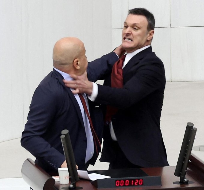 Sesión en parlamento turco termina en batalla campal
