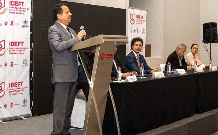 IDEFT y CANACO gradúan a profesionales inmobiliarios