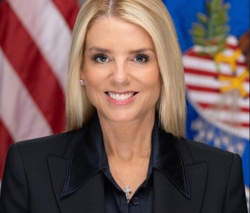 Destituye Trump a la fiscal general Pam Bondi