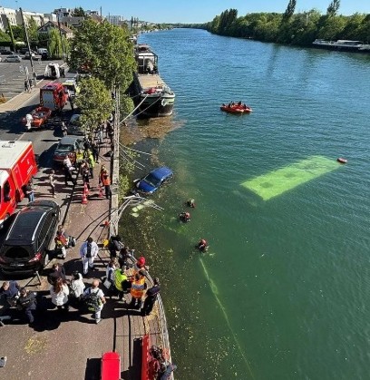 Autobús cae al Sena cerca de París