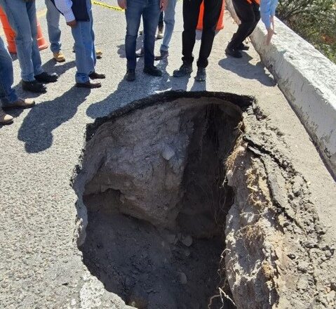 “Socavón” en la carretera Colima-Guadalajara