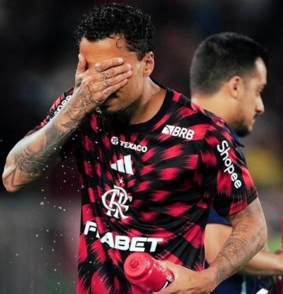 El VAR expulsa a futbolista grosero