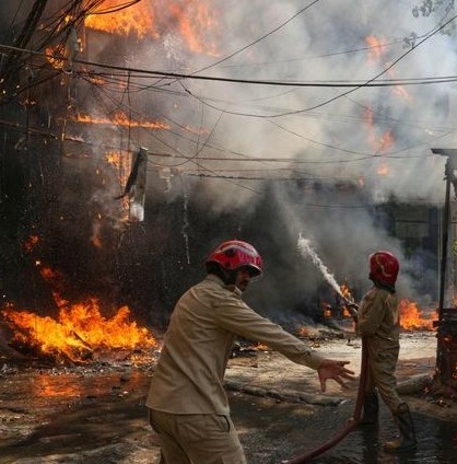 Mueren 21 en un incendio en Nueva Delhi