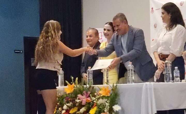 Acredita IDEFT a 250 egresados del plantel de San Julián