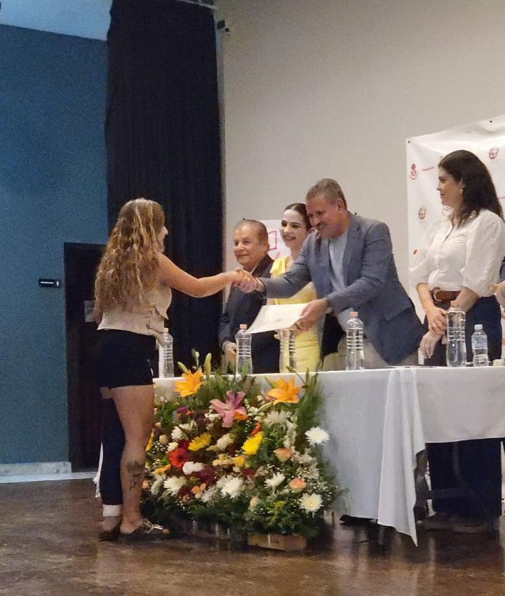 Acredita IDEFT a 250 egresados del plantel de San Julián
