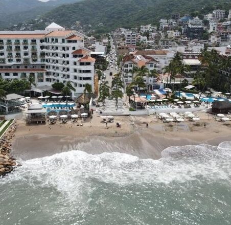 Playa de Puerto Vallarta pierde 13 mil metros cuadrados