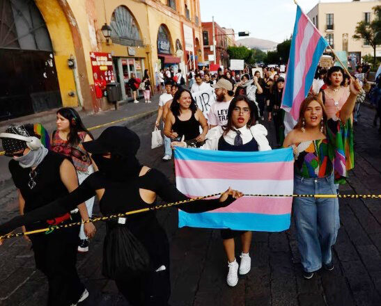 Agrede colectivo trans a reportera de Grupo Imagen