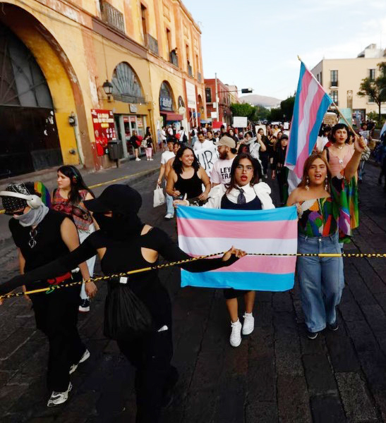 Agrede colectivo trans a reportera de Grupo Imagen