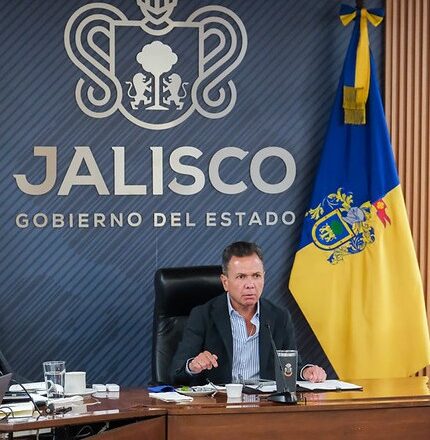 Pipas, garrafones y plantas, para atender crisis del agua