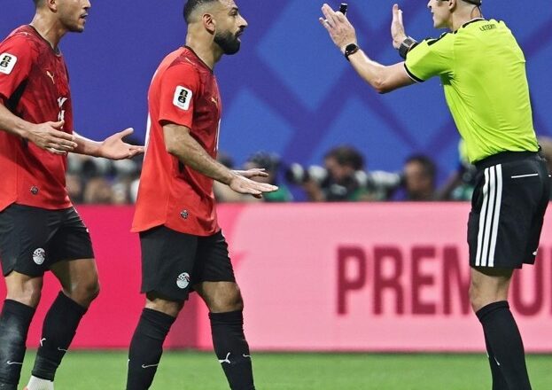 El arbitraje roba cámara en el mundial