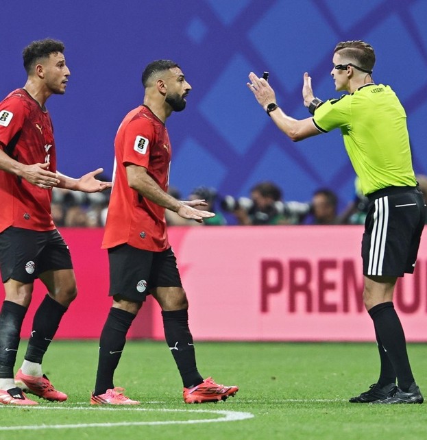 El arbitraje roba cámara en el mundial