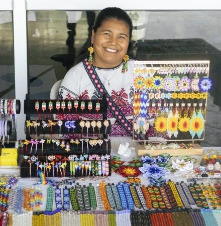 Aristas wixaritari exponen su arte en rectoría general