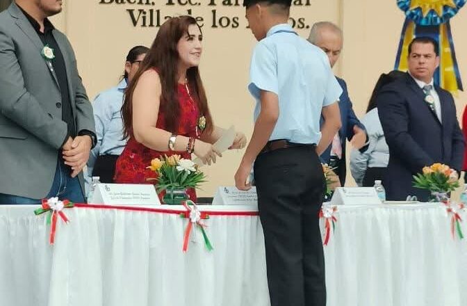 Entrega IDEFT constancias a estudiantes de Villa de los Niños