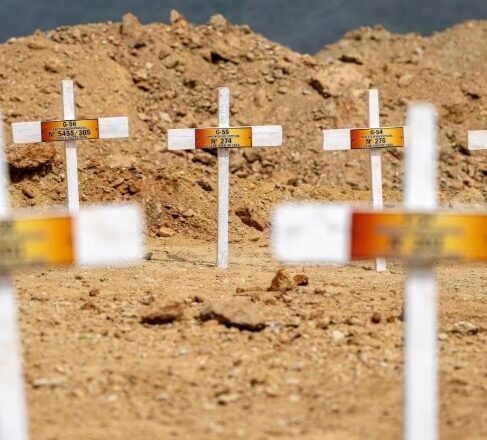 Sepultan cuerpos sin identificar en Venezuela
