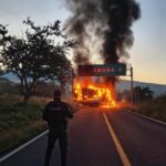 Reportan 11 bloqueos carreteros en Michoacán