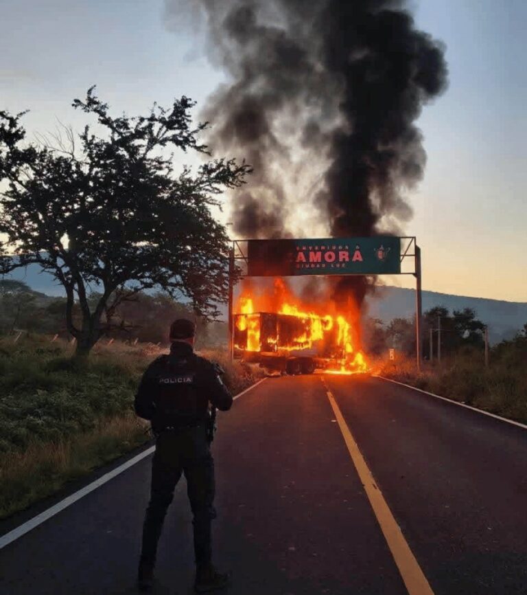 Reportan 11 bloqueos carreteros en Michoacán