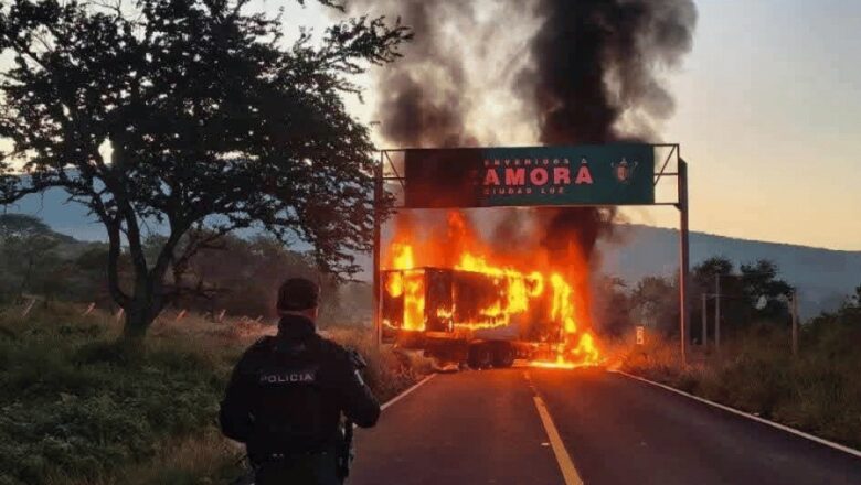 Reportan 11 bloqueos carreteros en Michoacán