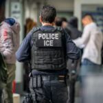 Multan a mexicana con dos millones por no salir de EU