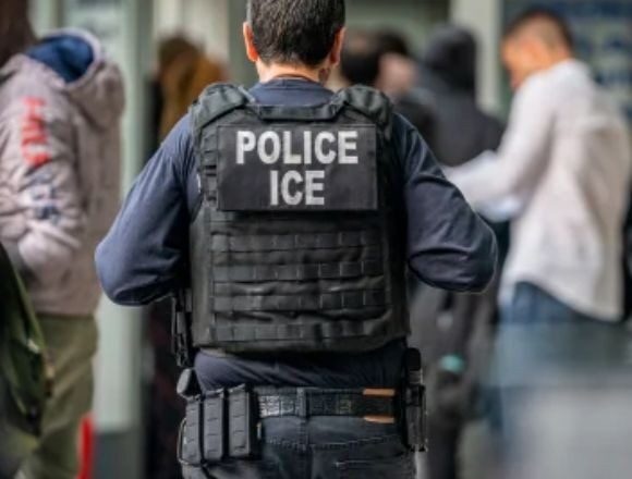 Multan a mexicana con dos millones por no salir de EU