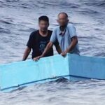 Rescatan a dos pescadores en una hielera en mar abierto