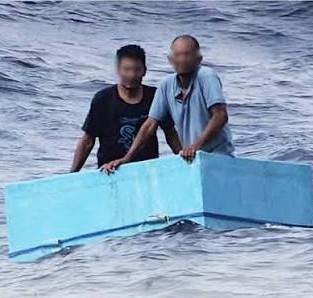 Rescatan a dos pescadores en una hielera en mar abierto