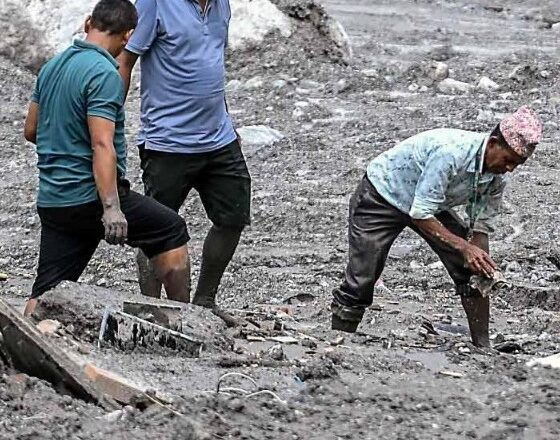 Fuertes lluvias complican rescates en Nepal