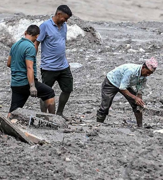 Fuertes lluvias complican rescates en Nepal