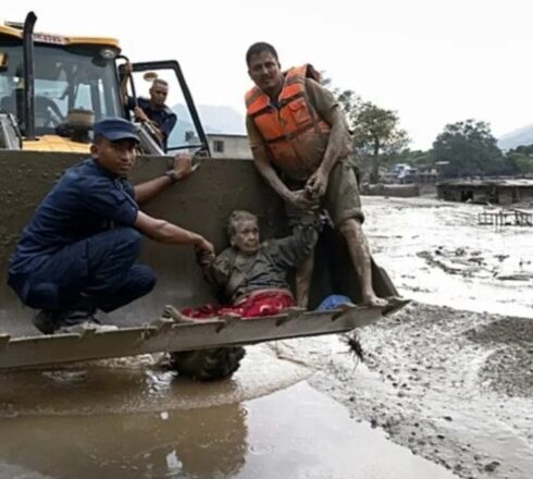 Suman 359 muertos por tragedia en Nepal