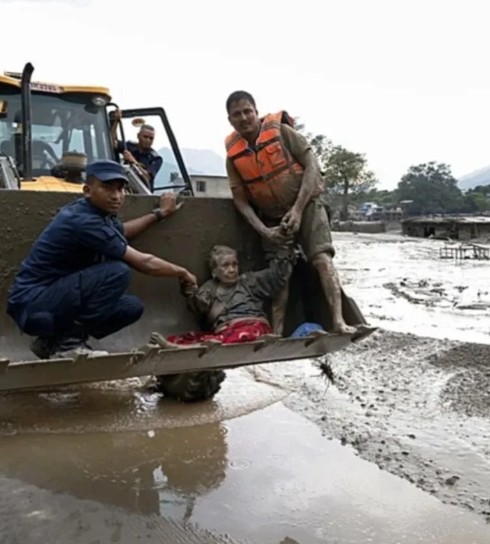 Suman 359 muertos por tragedia en Nepal