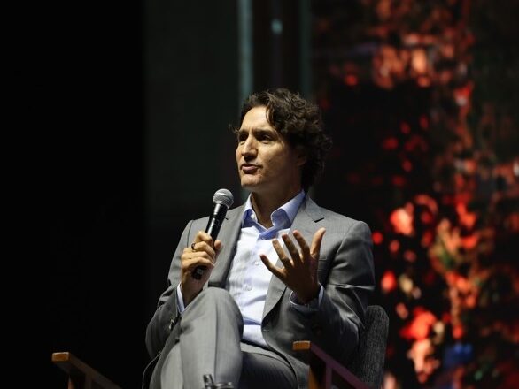 Pide Trudeau a jóvenes no “desconectarnos” de los demás