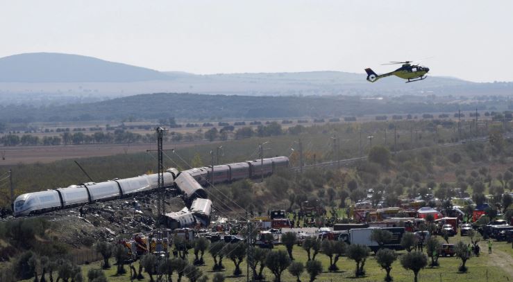 Sube a 64 la cifra de muertos por choque de trenes en España