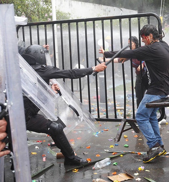 Investigan a 17 policías por manifestación en Casa Jalisco