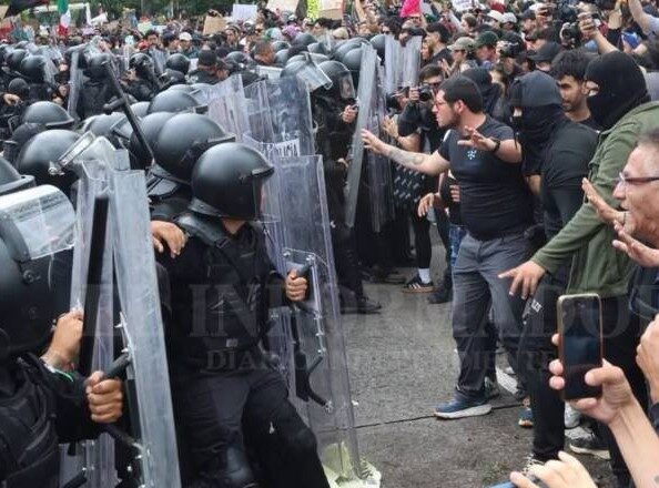 Protesta termina en enfrentamiento en Casa Jalisco