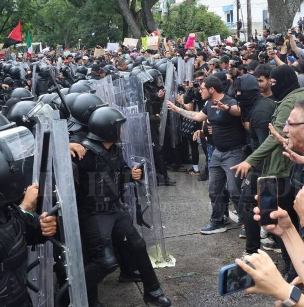 Protesta termina en enfrentamiento en Casa Jalisco