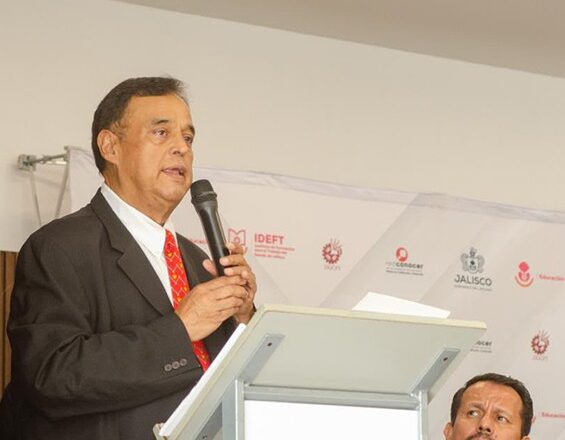 Gradúa IDEFT a 324 personas en Zapopan